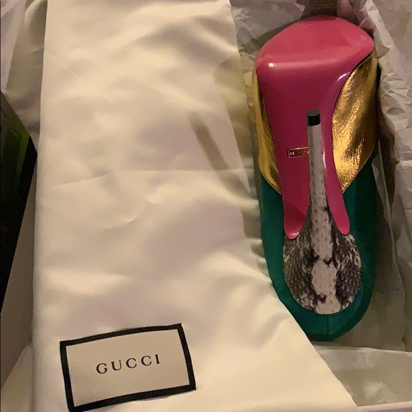 Gucci Silk Satin Crystal Embellished Horsebit Mules 36  Authentic Gucci emerald pumps
